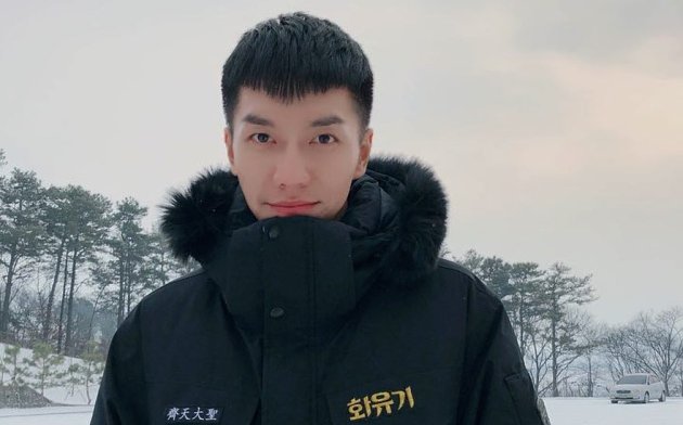 Pamer Wajah Serius Syuting 'Hwayuki', Gantengnya Lee Seung Gi Bikin Terpana