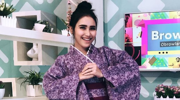 Sering Dituding Suntik Putih, Foto Jadul Ayu Ting Ting Buktikan Kulitnya Cerah Alami
