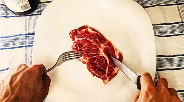 Bahaya Makan Daging Mentah, Dokter Temukan 30 Telur Cacing Pita Bersarang di Otak Pria Ini