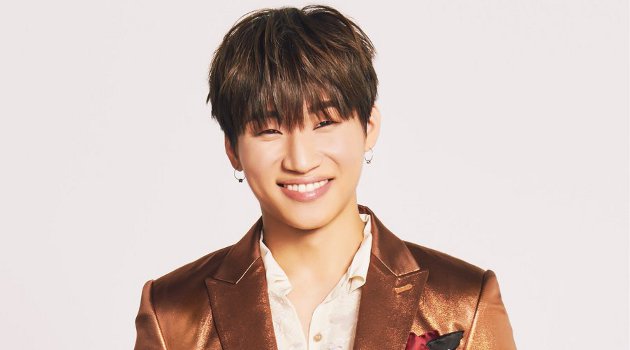 Pamer Rambut Cepak, Daesung Ceria Diantar Fans Masuk Militer