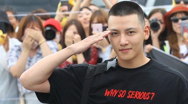 Libur Wamil, Ji Chang Wook Tampak Bersantai Makan Ramen
