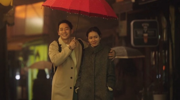 Jalan Berdua, Jung Hae In Romantis Rangkul dan Payungi Son 