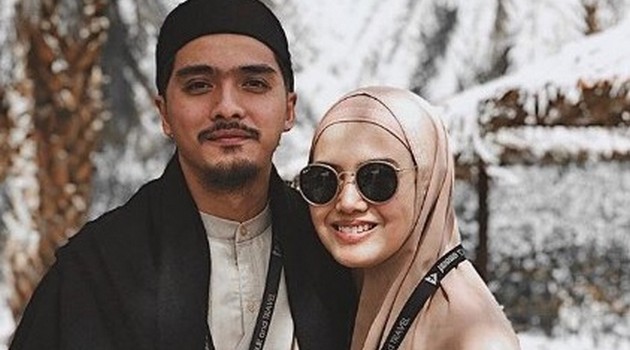 Umroh Berdua Ricky Harun dan Herfiza Tahan Rindu Bertemu Anak Umroh Berdua Ricky Harun dan Herfiza Tahan Rindu Bertemu Anak
