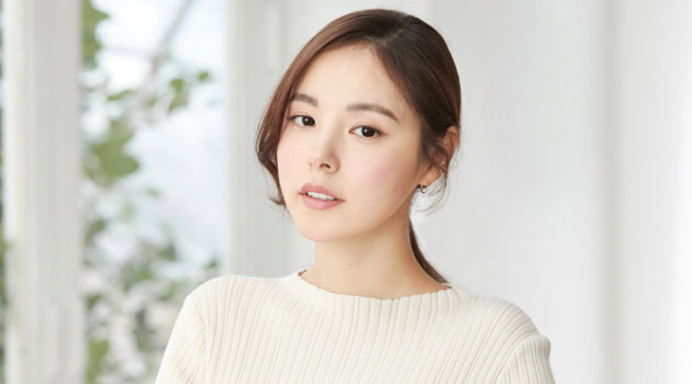 Cantik dengan Rambut Ikal, Min Hyo Rin Bikin Salfok Gara 