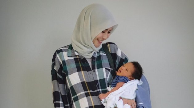 Berusia 90 Tahun, Nenek Zaskia Adya Mecca Gendong Cicit ke-18