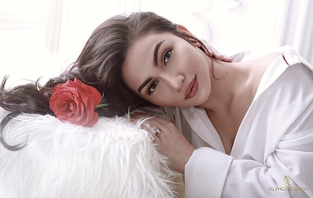 Jari Tangan Sakit, Ariel Tatum Tetap Eksis Unggah Selfie Cantik