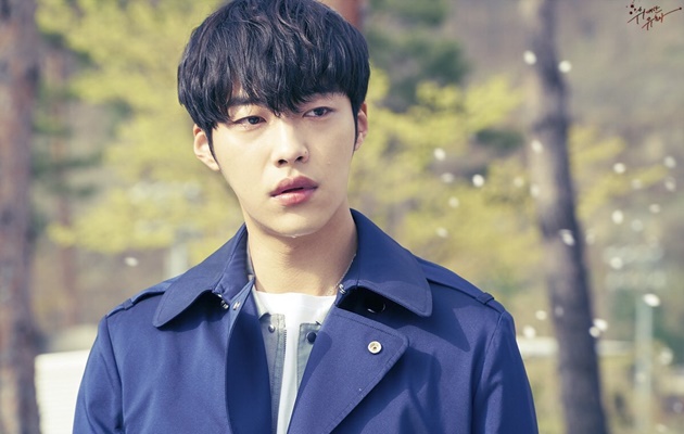 Fans Kirim Dukungan ke Lokasi 'Great Seducer', Woo Do Hwan Pamer Pose Imut