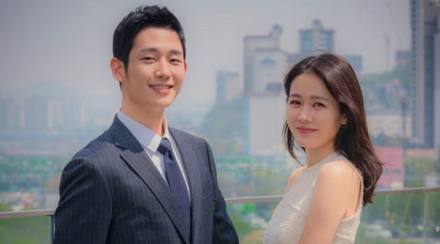 Mesranya Son Ye Jin Gandeng Jung Hae In di Preskon Kedua 'Pretty Noona'
