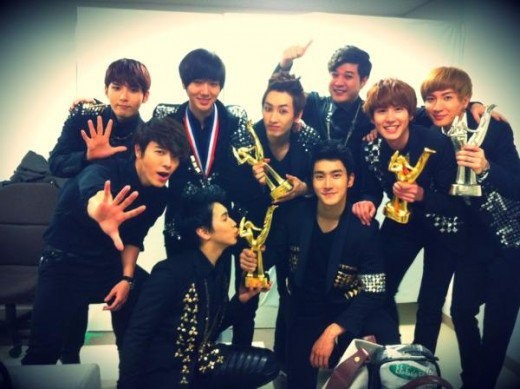 Foto Lucu Super Junior dengan Piala Golden Disk Award 2021 Foto Lucu Super Junior dengan Piala Golden Disk Award 2021