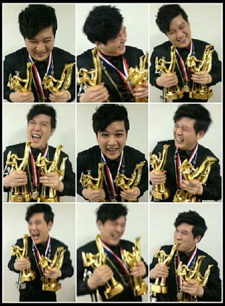Foto Lucu Super Junior dengan Piala Golden Disk Award 2021 Foto Lucu Super Junior dengan Piala Golden Disk Award 2021