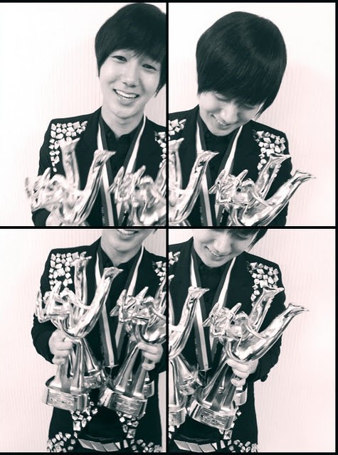 Foto Lucu Super Junior dengan Piala Golden Disk Award 2021 Foto Lucu Super Junior dengan Piala Golden Disk Award 2021