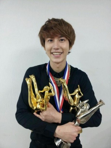 Foto Lucu Super Junior dengan Piala Golden Disk Award 2021 Foto Lucu Super Junior dengan Piala Golden Disk Award 2021