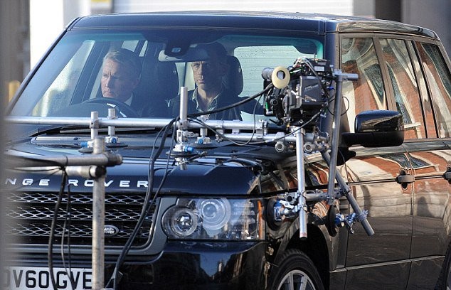 Daniel Craig Kendarai Range Rover di Film James Bond 