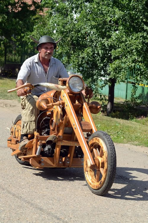 Pria Hungaria Ciptakan Sepeda Motor  Unik dari  Kayu 