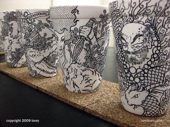 Seni Unik Menggambar Komik di Gelas Styrofoam