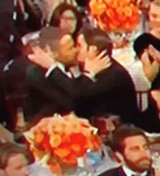 Ryan Reynolds dan Andrew Garfield Ciuman