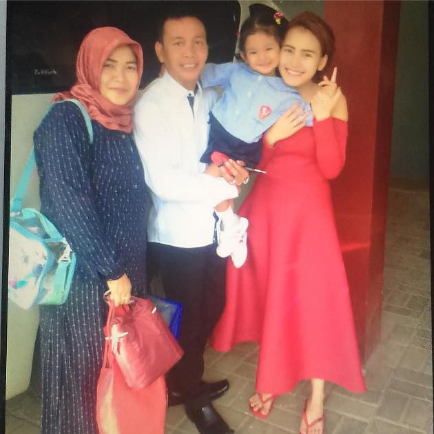 Ayu Pakai Sandal Jepit Antar Anak Sekolah