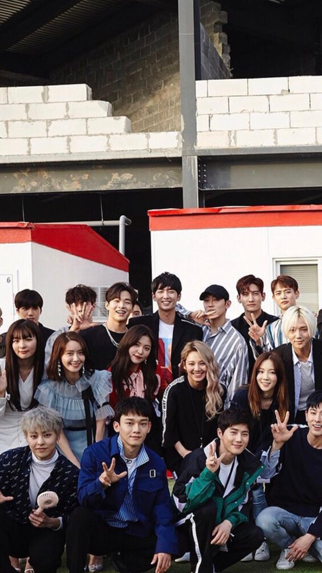 Artis SM Foto Bareng di Backstage Usai Konser, Fans Kebingungan Cari Sosok D.O.