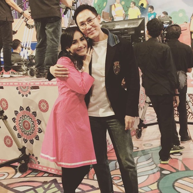 Ayu Ting Ting Pose Mesra Bareng Produser Otis