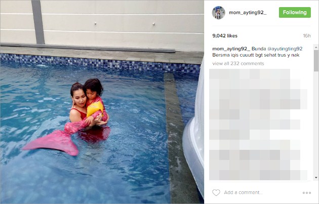 Ayu Ting Ting Ajarkan Bilqis Berenang