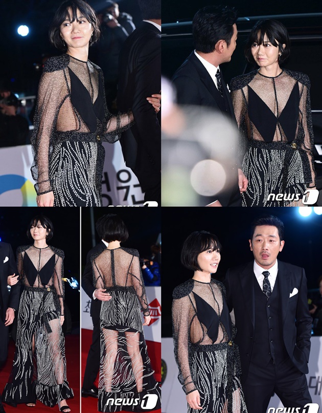 Gandeng Ha Jung Woo, Bae Doona Seksi Bergaun Transparan di Blue Dragon Awards