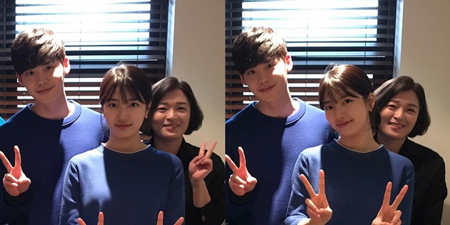 Manisnya Suzy-Lee Jong Suk Pakai Baju Couple