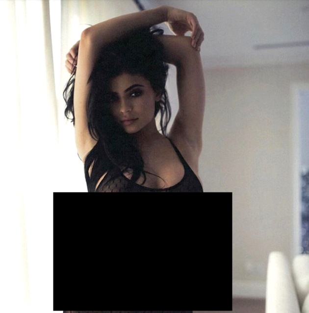 Kylie Jenner Pakai Baju Transparan