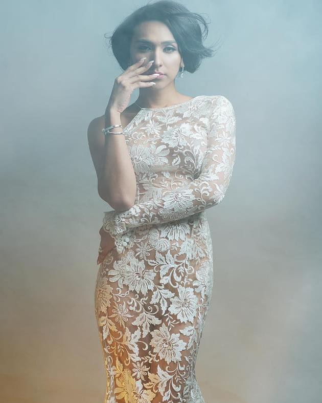 Pose Cantik Pakai Gaun Transparan, Dena Rachman Bikin ...