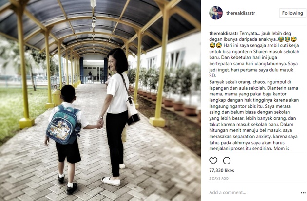 Dian Sastro Antar Anak ke Sekolah