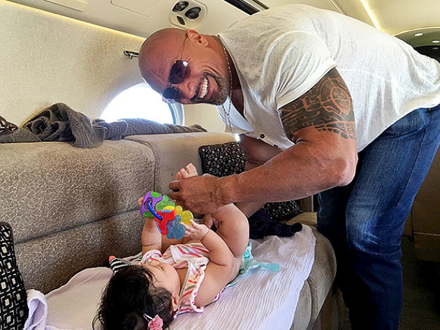 Dwayne Johnson Pamer Ahli Ganti Popok Anak