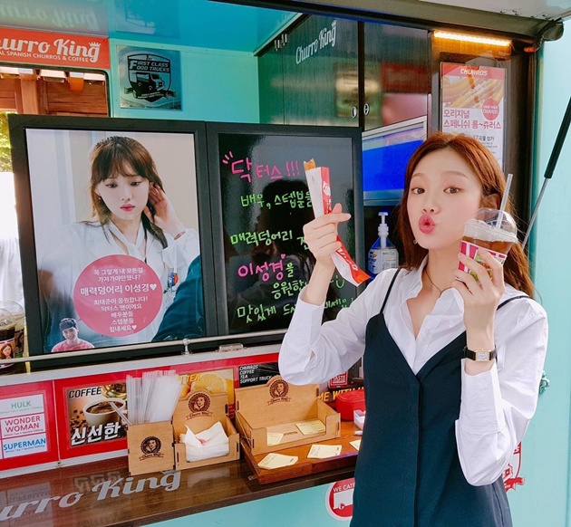 Cerianya Lee Sung Kyung Dikirimi Truk Makanan Oleh Choi Tae Joon