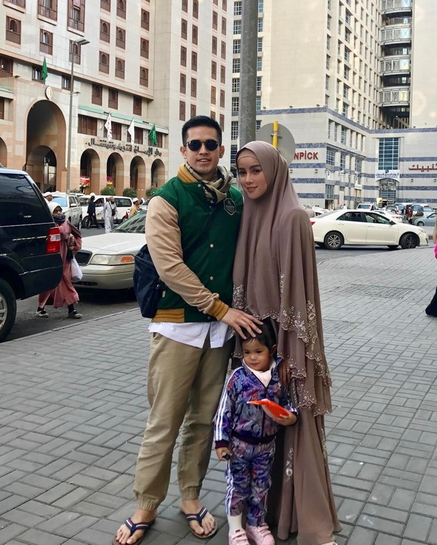  Model Baju Umroh Artis Model Baju Populer 2019