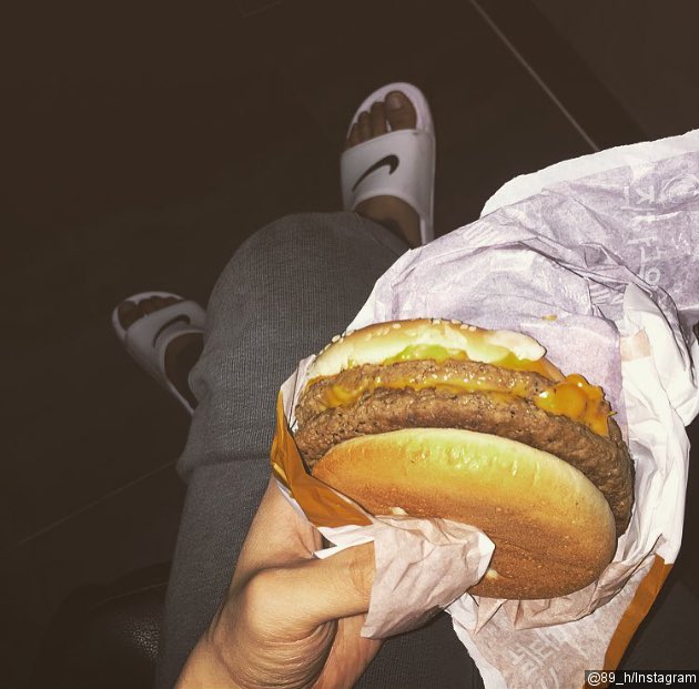 Hyunseung Posting Foto Hamburger