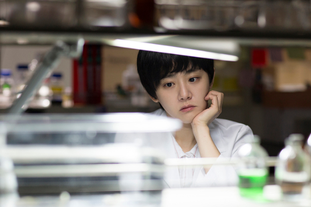 Penampilan Moon Geun Young Rambut Pendek di Film 'Glass Garden'
