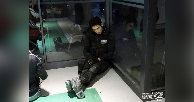 Kelelahan Syuting 'K2', Ji Chang Wook Tidur dalam Posisi Duduk di Lantai