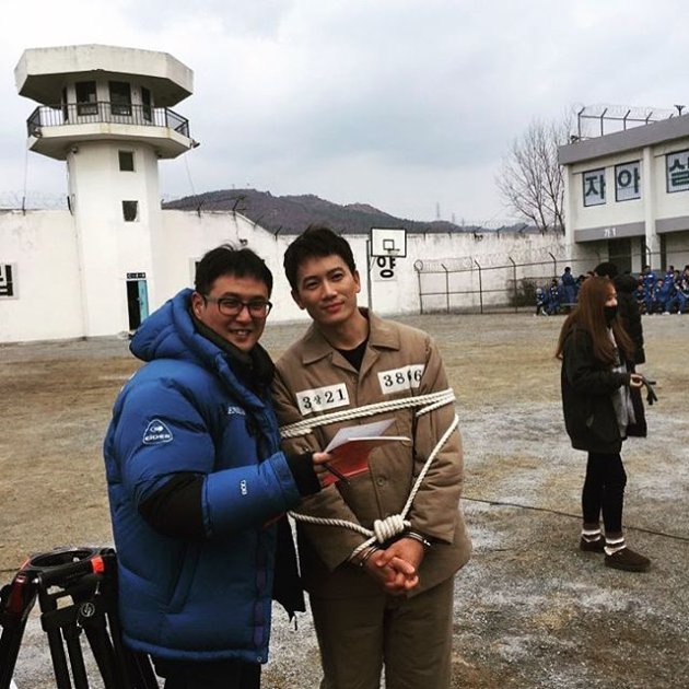Jadi Tahanan dan Terikat Tali, Ji Sung Pamer Senyum Ganteng di BTS 'Defendant'