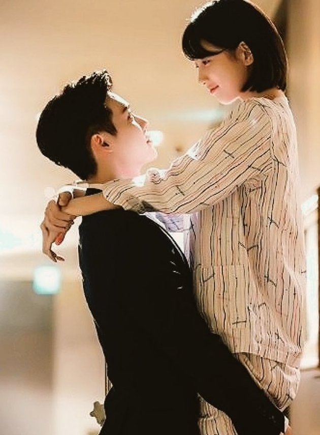 Saling Bertatapan, Lee Jong Suk Angkat dan Gendong Suzy di 'While You Were Sleeping'