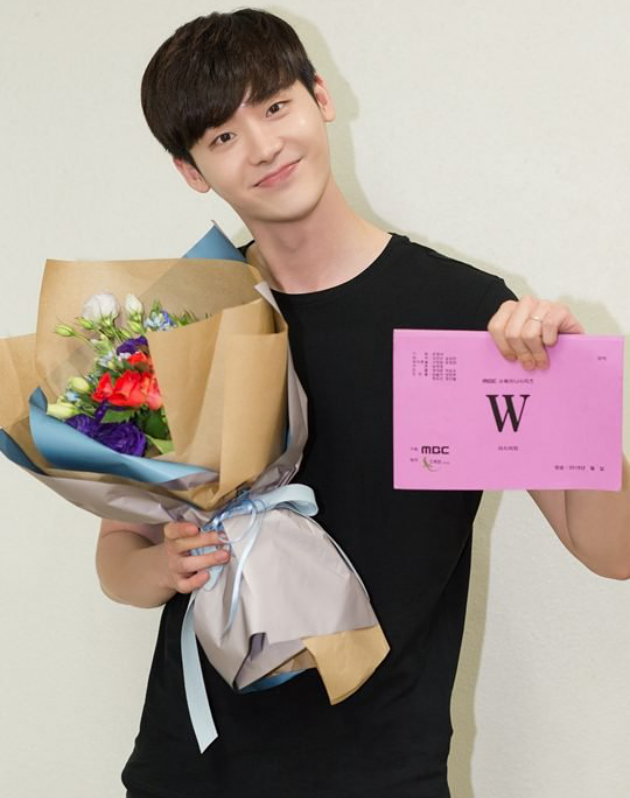 Lee Jong Suk Pamitan 'W'