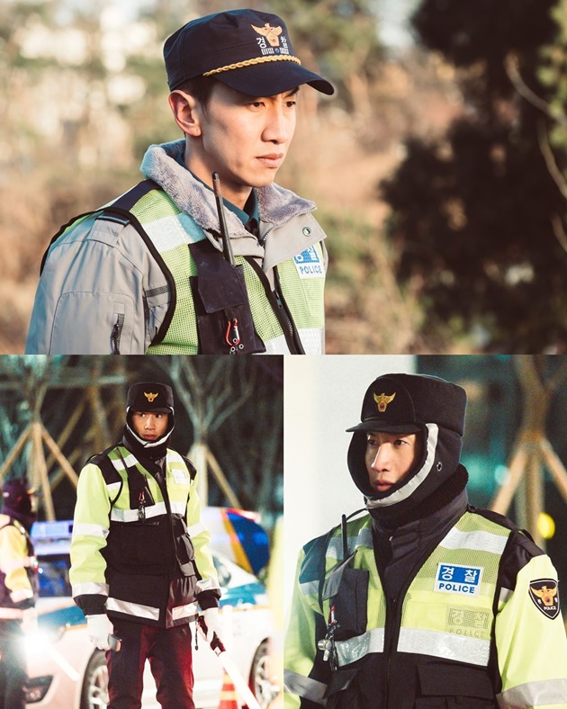 Berseragam Polisi, Gantengnya Lee Kwang Soo Pasang Ekspresi Serius di 'Live'