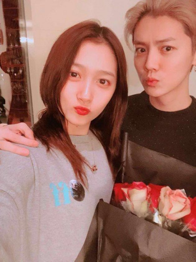 Selfie Perdana, Luhan Rangkul Mesra Guan Xiaotong Saat 