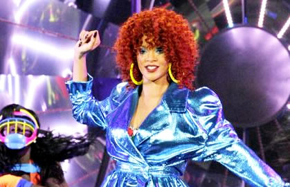 Video: Bawakan 'What's My Name?', Rihanna Ketiban Sial Saat <i>Manggung</i> di Kanada