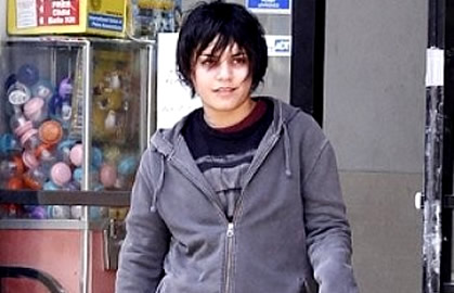 Foto: Vanessa Hudgens Tunjukkan Sisi Tomboy di 'Gimme Shelter'