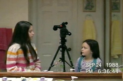 Teaser Trailer: Masa Kecil Katie Dan Kristi di 'Paranormal Activity 3'
