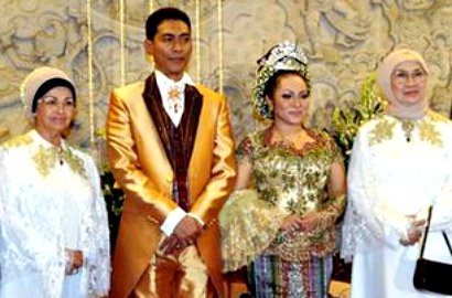 Rika Roeslan Resmi Dipersunting Oleh Sahabatnya Semasa SMA