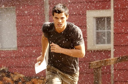 Video: Taylor Lautner Lawan Kaumnya Demi Cinta di 'The Twilight Saga's Breaking Dawn Part I'