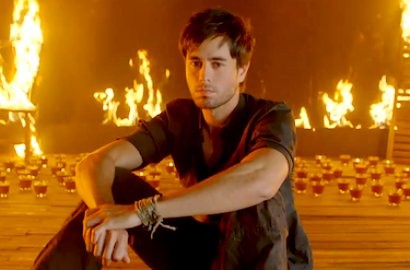 Video Musik: Enrique Iglesias Luapkan Kegundahan Hati di 'Ayer'