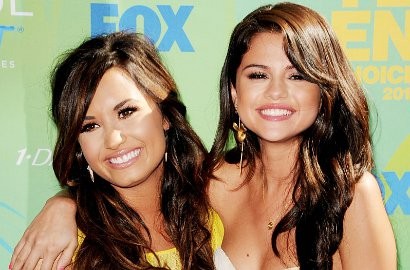 Demi Lovato dan Selena Gomez Reuni di Blue Carpet Teen Choice Awards 2011