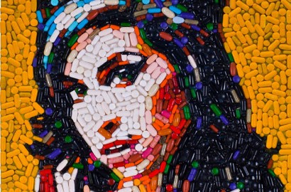 Jason Mecier Membuat Potret Amy Winehouse dari Ribuan Pil