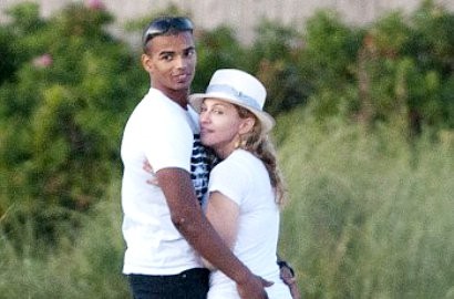 Madonna Pamer Kemesraan Dengan Kekasih Saat Rayakan Ulang Tahun ke-53