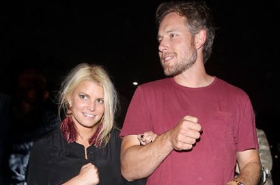 Jessica Simpson Bantah Tudingan Mabuk di Konser Adele